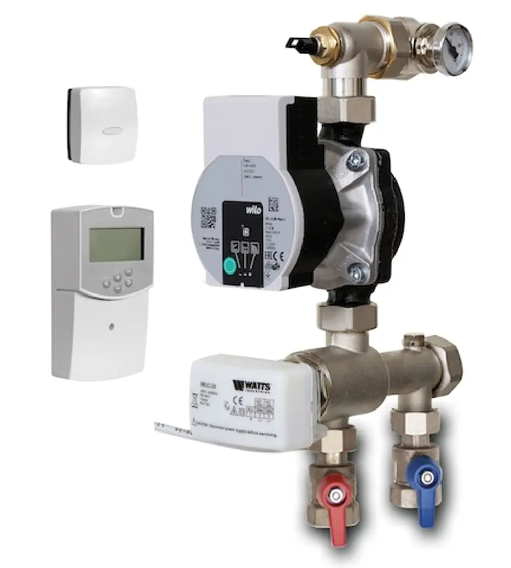 Regelstation mit witterungsgeführter Steuerung und Hocheffizienzpumpe von Roth. Abgebildet sind auch ein Thermostat und weitere Komponenten.